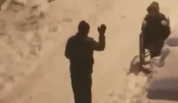 Video që po prek zemrat e të gjithëve, babai luan me fëmijën në karrocë në mes të dëborës