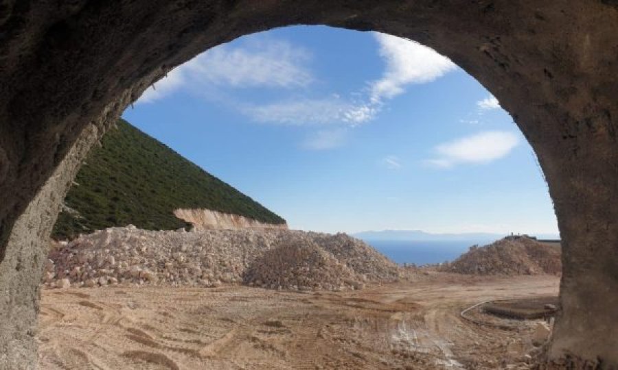 Dhërmia më afër, Edi Rama publikon fotografitë e tunelit që shkurton rrugën deri në jug