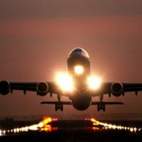 Pse gjithmonë hipim në aeroplan nga ana e majtë?