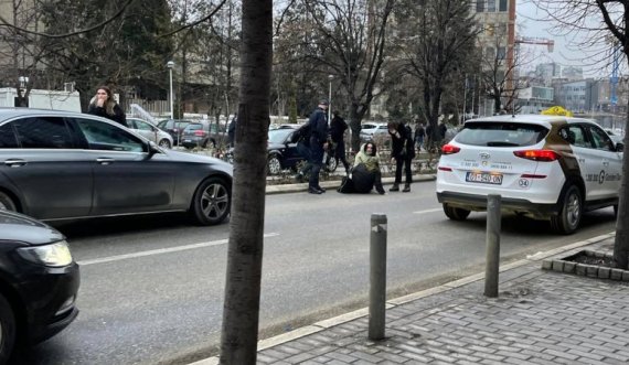 Goditet nga vetura një grua midis Prishtine