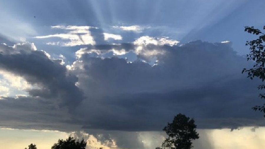 Vranësira dhe rreze dielli, këto janë temperaturat për tri ditë