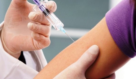 Gjoksi i një 19 veçareje në Kanada u rrit katër herë më shumë pasi ajo mori vaksinën Pfizer