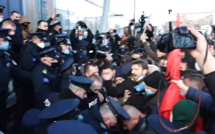 Konfrontohen protesuesit dhe Policia para ndërtesës së Qeverisë