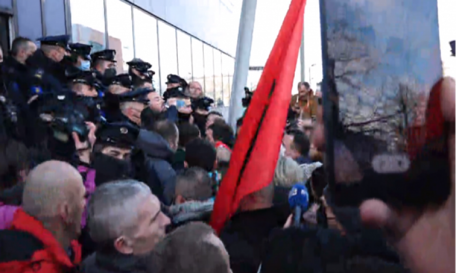 Protestuesit tentojnë të hyjnë me dhunë në Kryeministri