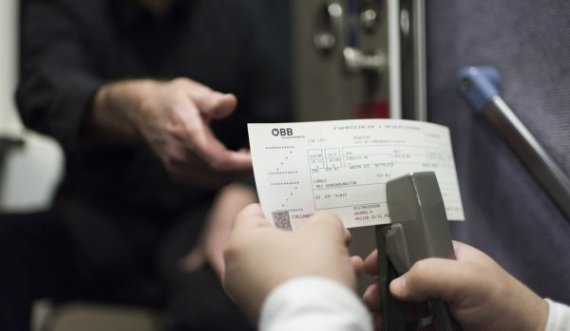 Gjobitet me 90 franga pasi e bleu biletën me 1 minutë e gjysmë vonesë