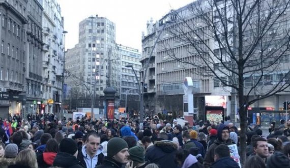 Protestë masive, mijëra serbë marshojnë drejt qeverisë