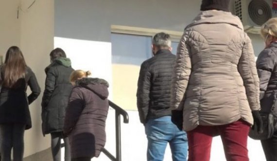 Pritje për testim për COVID në Qendrën e Mjekësisë Familjare në Prishtinë