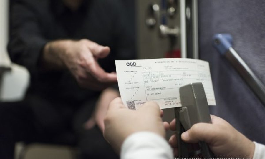 Gjobitet me 90 franga pasi e bleu biletën me 1 minutë e gjysmë vonesë