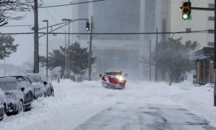 Stuhi dëbore në SHBA, ndërpriten fluturimet, mijëra njerëz pa energji elektrike