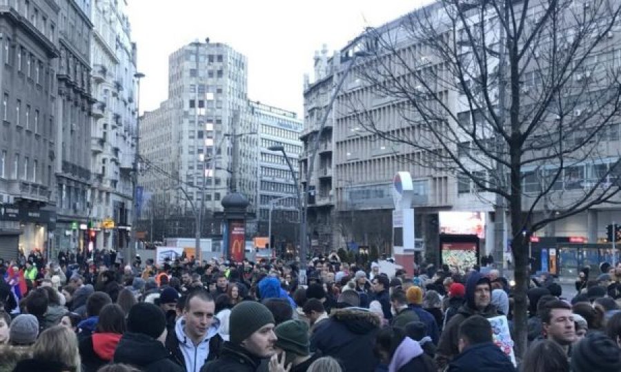 Protestë masive, mijëra serbë marshojnë drejt qeverisë