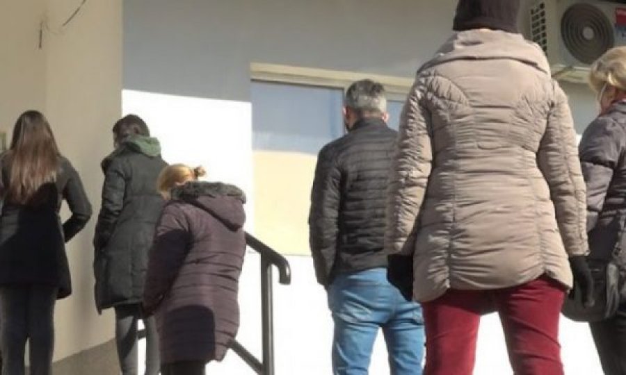 Pritje për testim për COVID në Qendrën e Mjekësisë Familjare në Prishtinë
