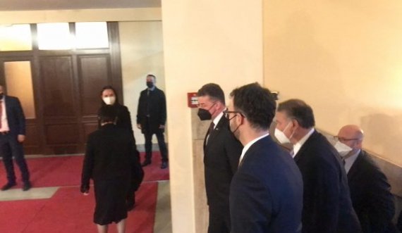 Lajçak dhe Escobar mbërrijnë në Presidencë, takohen me Vjosa Osmanin