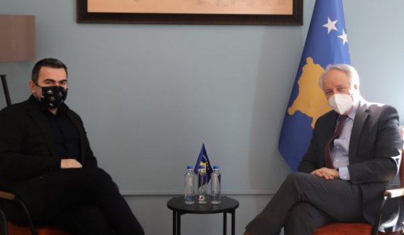 Ministri Latifi takohet me gjinekologun kosovar në Zvicër