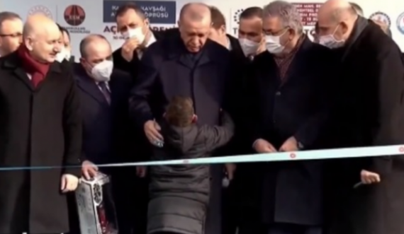 Vogëlushi i lutet Erdoganit t’ia nxjerr babain nga burgu: Xhaxhi President, babi im ka 10 vite atje