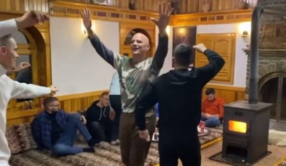 Geci e kthen në Facebook vallëzimin e famshëm: Profë, kush ta ka inati maje gjuhe i daltë i thati