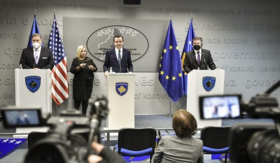 Kurti i publikon fotografitë e takimit me Escobar e Lajçak
