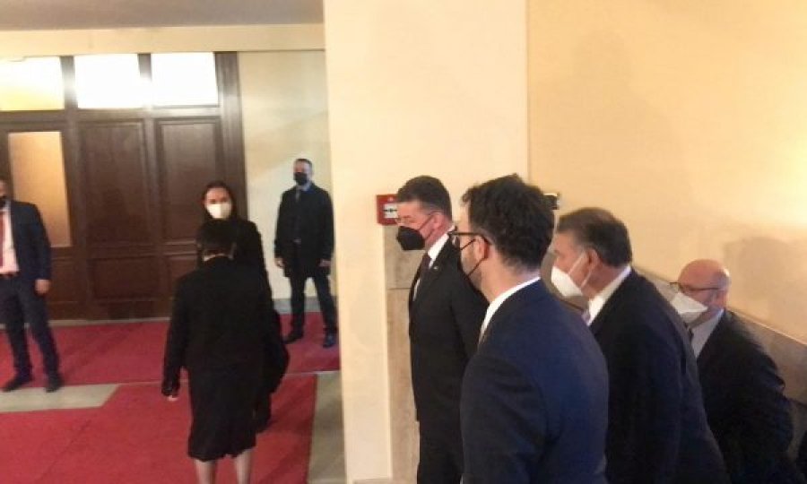 Lajçak dhe Escobar mbërrijnë në Presidencë, takohen me Vjosa Osmanin