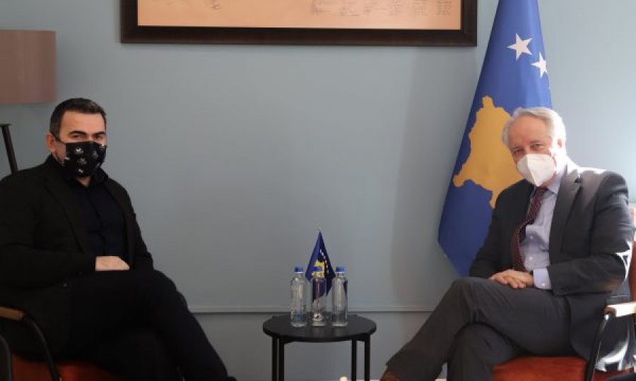 Ministri Latifi takohet me gjinekologun kosovar në Zvicër