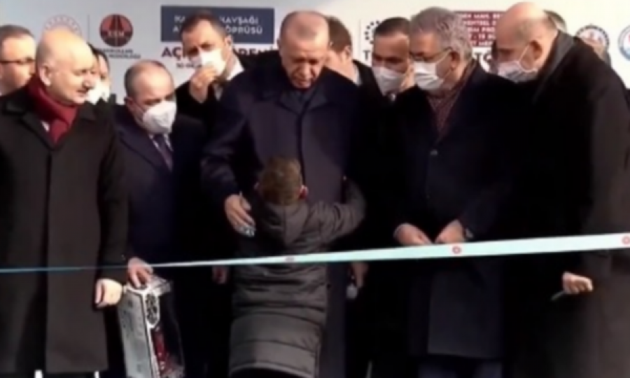 Vogëlushi i lutet Erdoganit t’ia nxjerr babain nga burgu: Xhaxhi President, babi im ka 10 vite atje