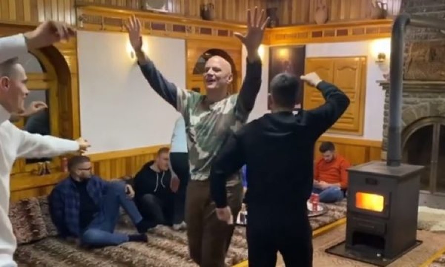 Geci e kthen në Facebook vallëzimin e famshëm: Profë, kush ta ka inati maje gjuhe i daltë i thati