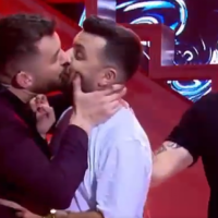 Romeo Veshaj dhe Olsi Bylyku shkëmbejnë puthjen ‘pasionante’