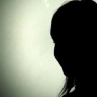 Nëna rrah vajzën në Prishtinë, 18-vjeçarja deklaron në Polici: Nuk është hera e parë