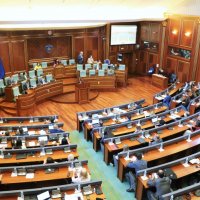 Konjufca kritikon deputetët “zhurmues” në Kuvend