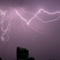 Shi, breshër, bubullimë dhe vetëtimë – parashikimi për sot e nesër