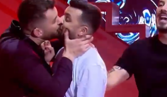 Romeo Veshaj dhe Olsi Bylyku shkëmbejnë puthjen ‘pasionante’