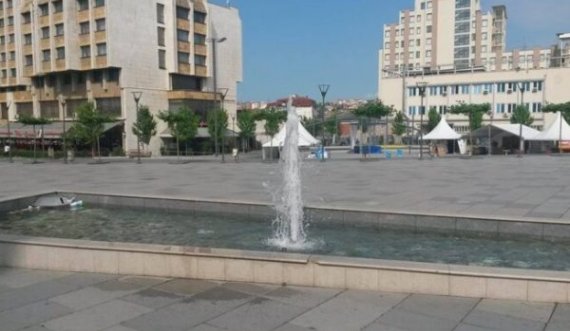 Qytetari lakuriq lahet në fontanën e sheshit në Prishtinë