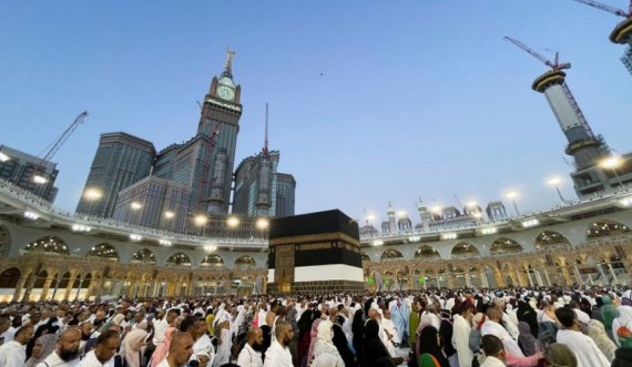 Pelegrinët myslimanë dynden në Mekë për haxhin e parë pas pandemisë
