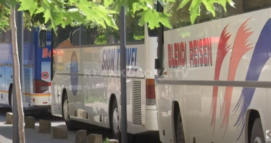 Pronarët e autobusëve në Mitrovicë po kërkojnë heqejen e minibusëve ilegalë