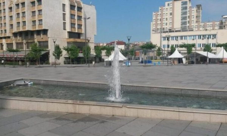 Qytetari lakuriq lahet në fontanën e sheshit në Prishtinë