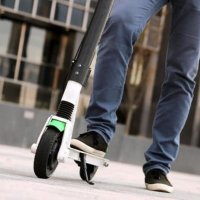 Deputetja e VV-së njofton se po hartojnë ligj për përdorimin e trotinetëve elektronikë