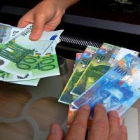 Zviceranët e kënaqur që frangu është barazuar me euro