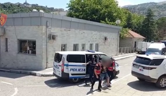 Gjirokastër: Arrestohet kosovari që po transportonte emigrantë