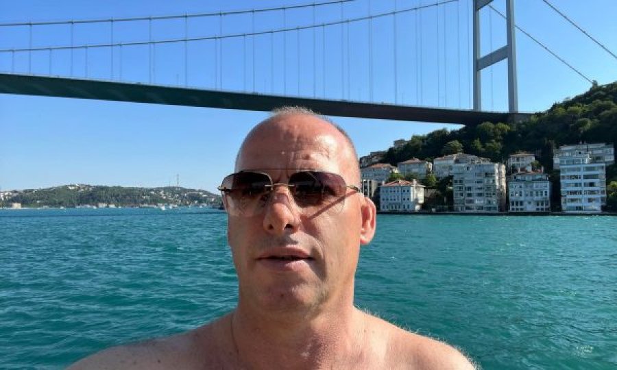 Ramiz Lladrovci shëtit me anije ngushticën e Bosforit, publikon disa fotografi