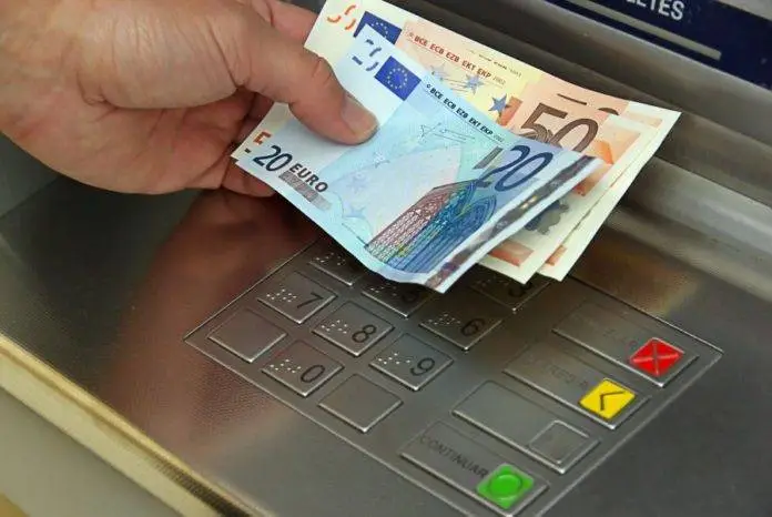 Defekt në një bankomat në Pogradec, u jep qytetarëve më shumë para se rroga