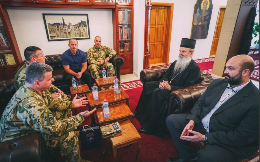 Komandanti i KFOR-it takon peshkopin ortodoks Teodosije, bisedojnë për tolerancë të ndërsjellë në Kosovë