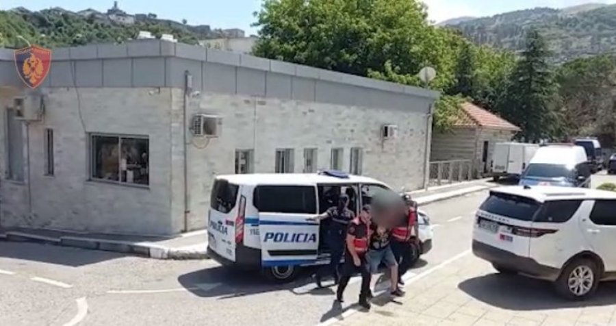 Gjirokastër: Arrestohet kosovari që po transportonte emigrantë