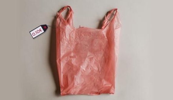 Qeset e plastikës në Kosovë bëhen me pagesë