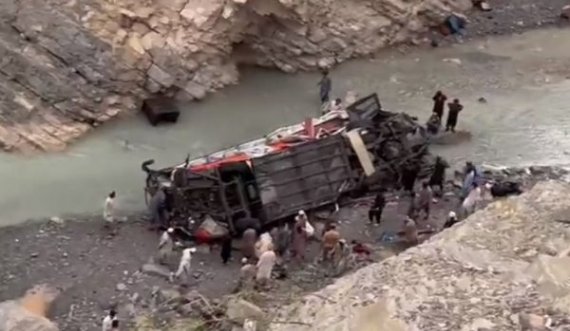 Autobusi plot me pasagjerë bie në greminë, të paktën 19 të vrarë