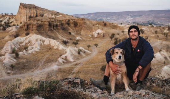 Qeni e shoqëroi për 7 vjet ecje rreth botës, amerikani e përfundon me sukses udhëtimin