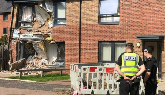 E dashura refuzoi ta takonte, burri tenton “të parkojë” kamionin në dhomë, përplaset me shtëpinë