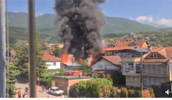 Zjarr i madh në Pejë, pamje nga vendi i ngjarjes