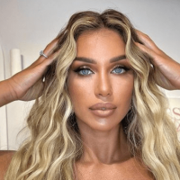 Adelina Tahiri rrëzohet në skenën e “Miss Shqipëria”/VIDEO