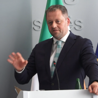 Ministri irlandez merr shembull marrëveshjen me Irlandën Veriore: Marrëveshja me Serbinë kërkon kompromise