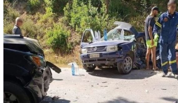 Vdes në aksident 15-vjeçarja shqiptare, po udhëtonte me të dashurin dhe një çift tjetër kur u përplasën me mjetin bujqësor