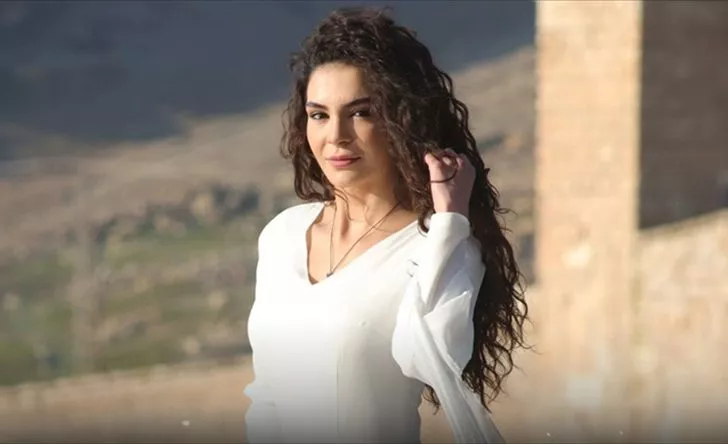 Aktorja turke kërcen me këngën shqiptare në dasmën e saj