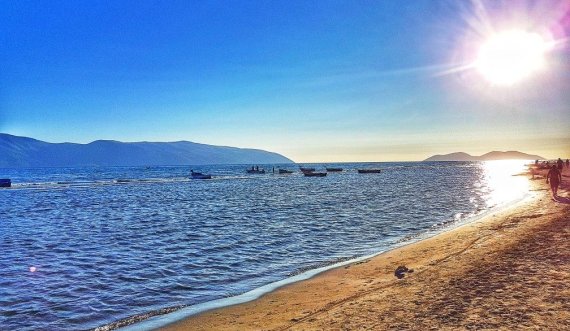 Gjuhen me armë dy vëllëzërit pronarë të një plazhi në Vlorë, ikin pushuesit